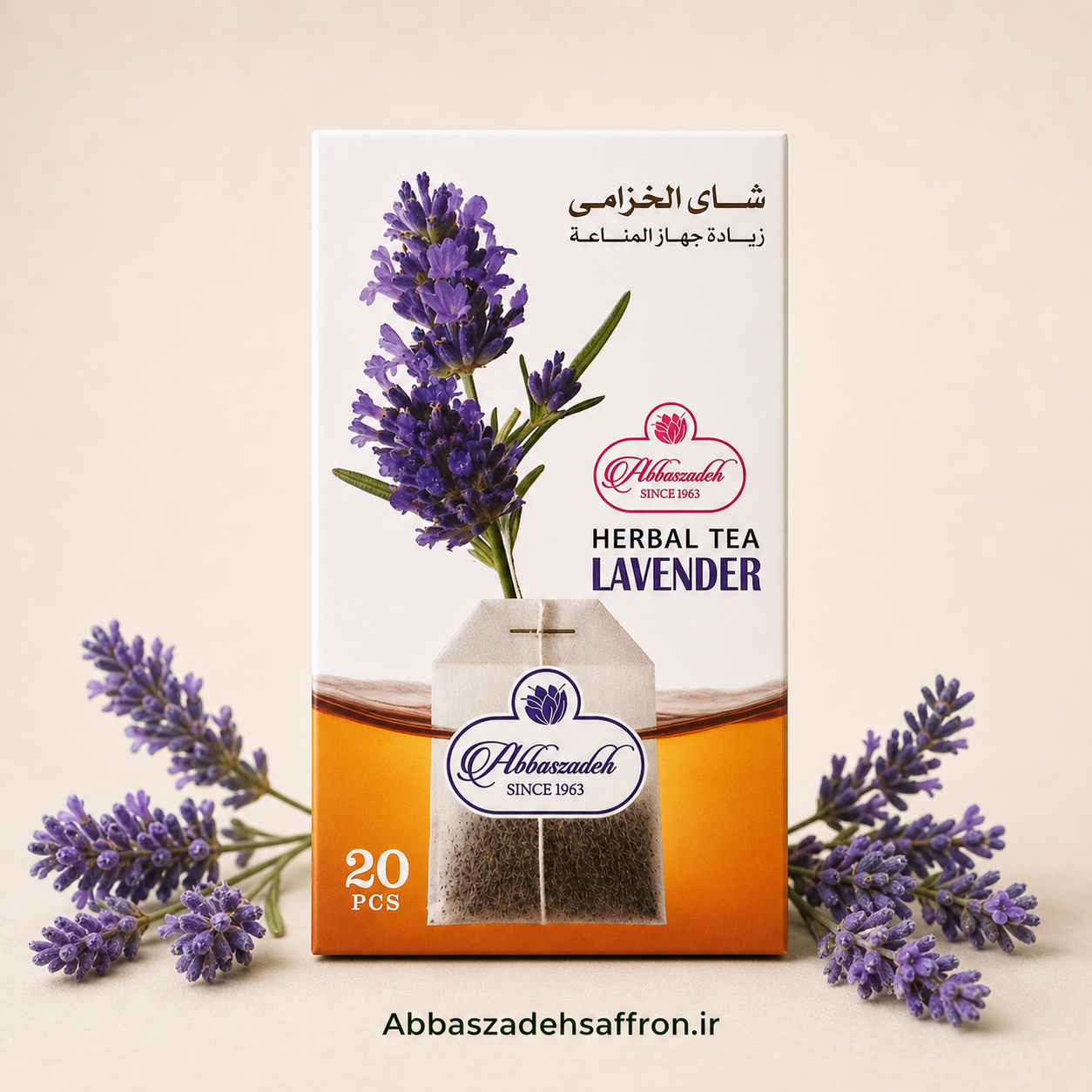 بسته چای کیسه‌ای اسطوخودوس عباس‌زاده اصل ۲۰ عددی در کنار گل‌های بنفش اسطوخودوس