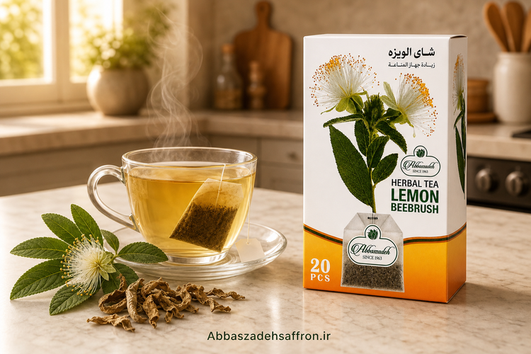 بسته چای کیسهای بهلیمو عباسزاده اصل ۲۰ عددی در کنار برگها و گلهای سفید و شکوفای بهلیمو
