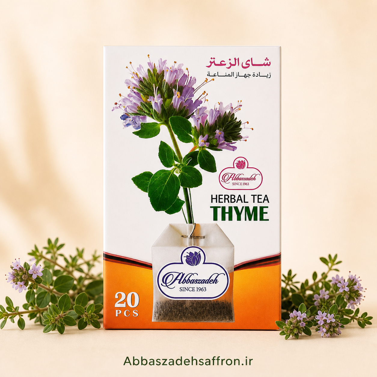 بسته چای کیسه‌ای آویشن عباس‌زاده اصل ۲۰ عددی در کنار گل‌ها و برگ‌های تازه و معطر آویشن کوهی