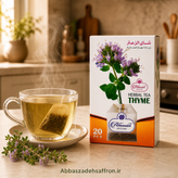 بسته چای کیسهای آویشن عباسزاده اصل ۲۰ عددی در کنار گلها و برگهای تازه و معطر آویشن کوهی