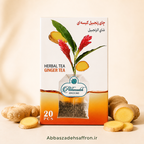 بسته چای زنجبیل کیسهای عباسزاده اصل ۲۰ عددی در کنار برشهای تازه ریشه زنجبیل و گلهای سرخ گیاه