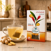 بسته چای زنجبیل کیسهای عباسزاده اصل ۲۰ عددی در کنار برشهای تازه ریشه زنجبیل و گلهای سرخ گیاه