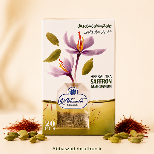 بسته چای کیسهای زعفران و هل عباسزاده اصل ۲۰ عددی در کنار گلهای بنفش زعفران، دندانههای سرخ سرگل و دانههای سبز هل
