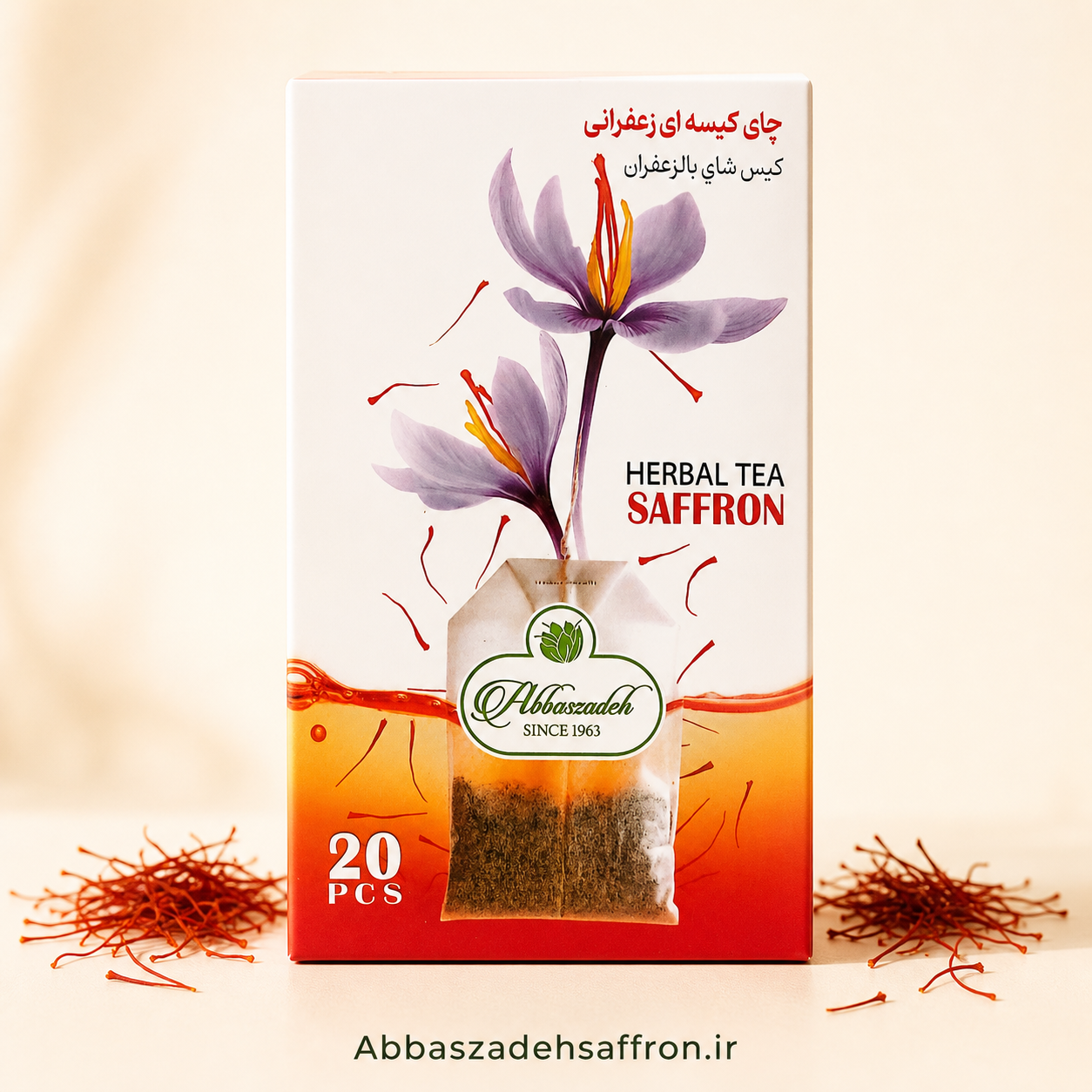 بسته چای کیسه‌ای زعفرانی عباس‌زاده اصل ۲۰ عددی در کنار گل‌های بنفش زعفران و کلاله‌های سرخ سرگل زعفران