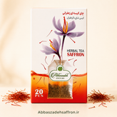 بسته چای کیسهای زعفرانی عباسزاده اصل ۲۰ عددی در کنار گلهای بنفش زعفران و کلالههای سرخ سرگل زعفران