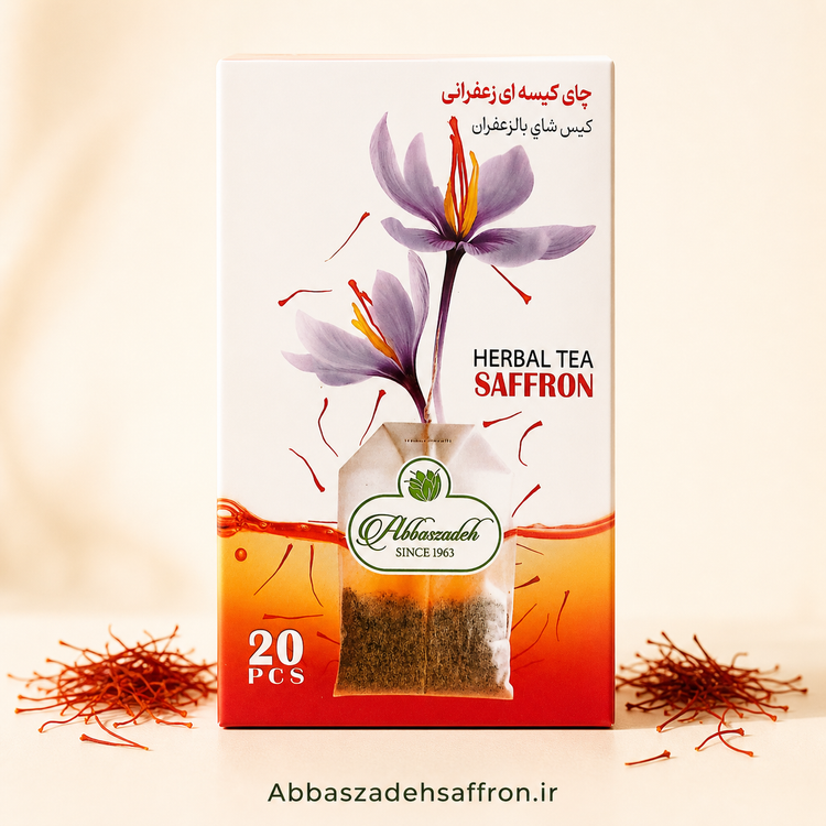 بسته چای کیسهای زعفرانی عباسزاده اصل ۲۰ عددی در کنار گلهای بنفش زعفران و کلالههای سرخ سرگل زعفران