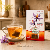 بسته چای کیسهای زعفرانی عباسزاده اصل ۲۰ عددی در کنار گلهای بنفش زعفران و کلالههای سرخ سرگل زعفران