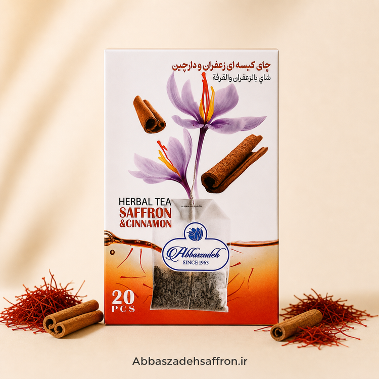 بسته چای کیسهای زعفران و دارچین عباسزاده اصل ۲۰ عددی در کنار گلهای بنفش زعفران، کلالههای سرخ سرگل و چوبهای دارچین