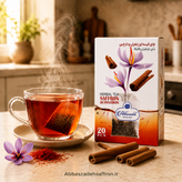 بسته چای کیسهای زعفران و دارچین عباسزاده اصل ۲۰ عددی در کنار گلهای بنفش زعفران، کلالههای سرخ سرگل و چوبهای دارچین
